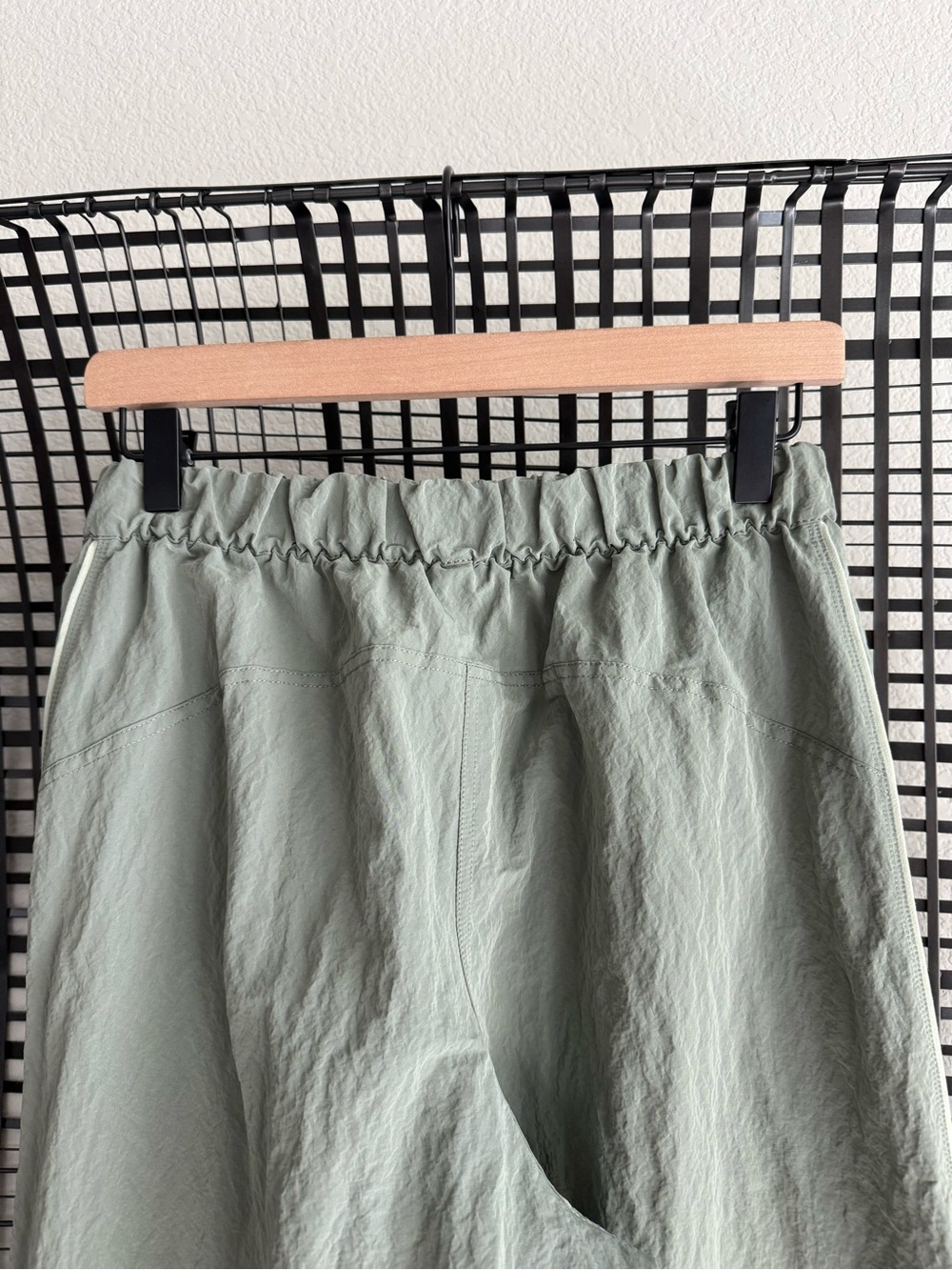 Lululemon Crinkle Nylon Mid-Rise Track Pant
Wordmark - Picture 8 of 9